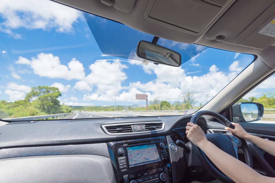 運転中の車