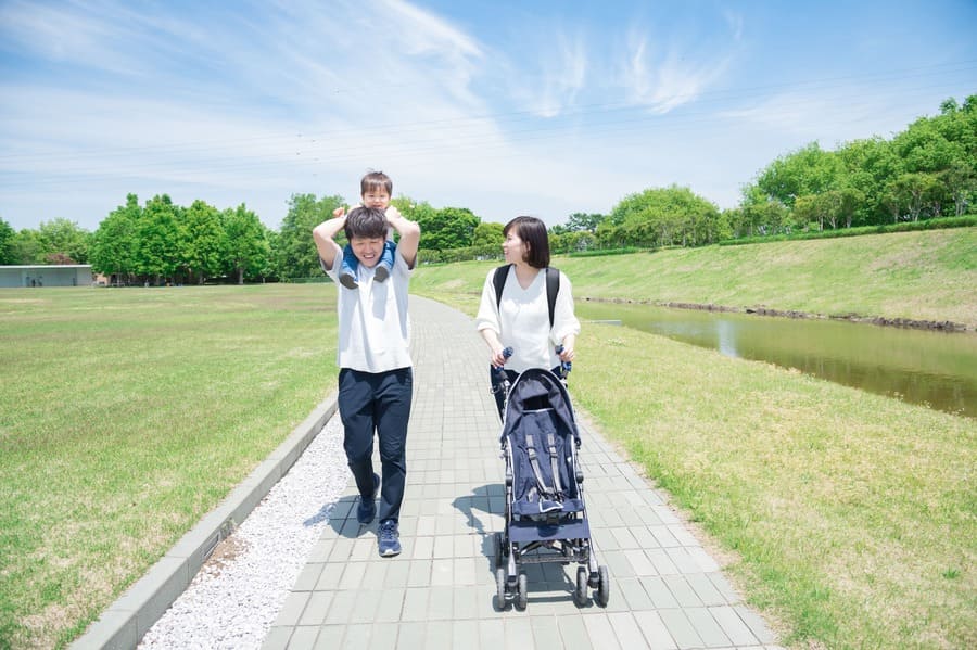 公園で遊ぶ家族