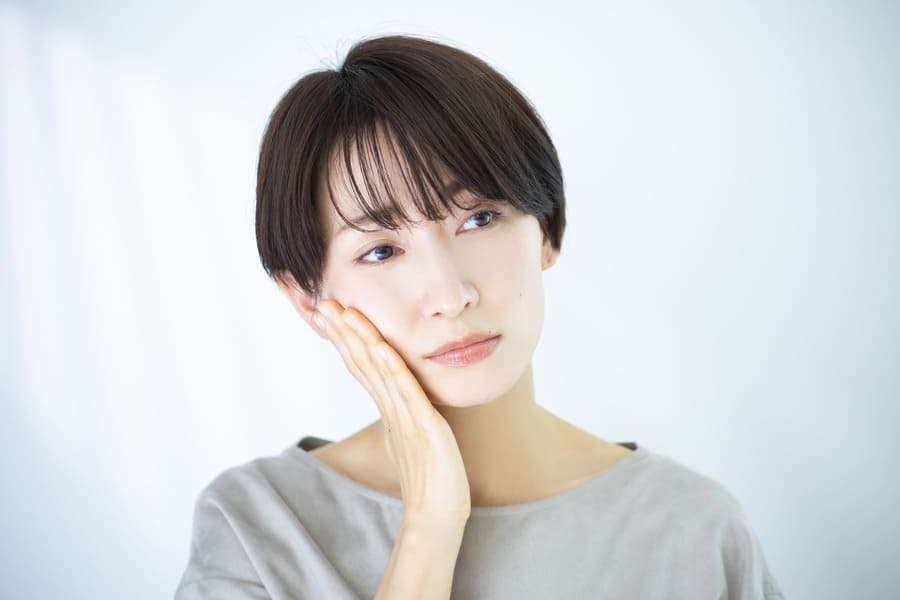 悩んでいる女性